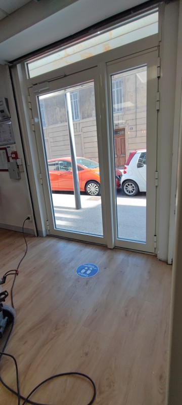 Fourniture et pose d’une porte lourde aluminium blanc sécurisée avec bandeau ventouses à Aix-en-Provence