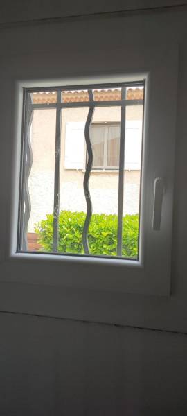 Pose de fenêtre PVC blanche en rénovation avec pose de grilles de sécurité à Allauch