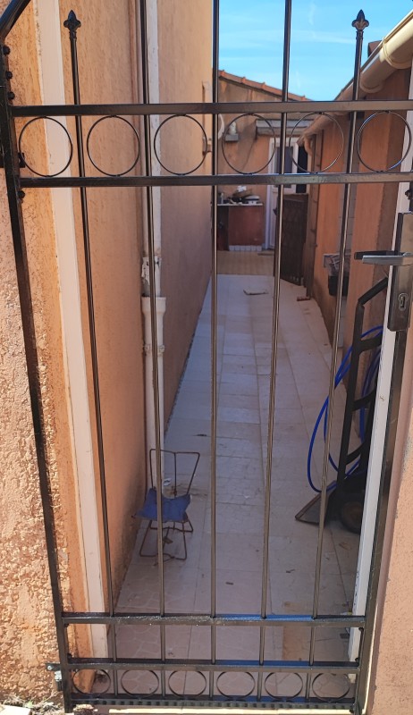 installation de portillon en fer forgé dans une villa à Plan de cuques