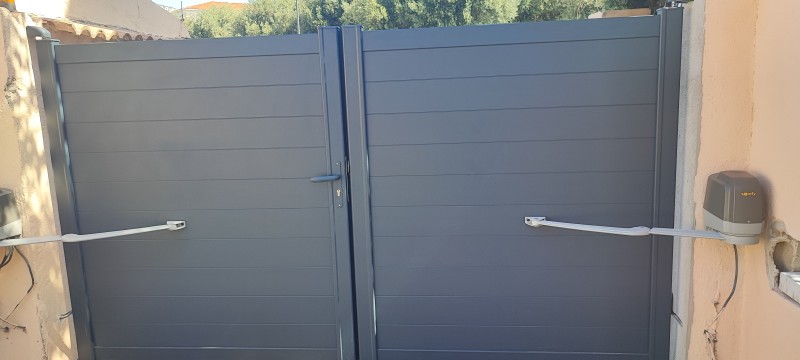 Pose de portail battant motorisé SOMFY pour un particulier à Ollioules Var