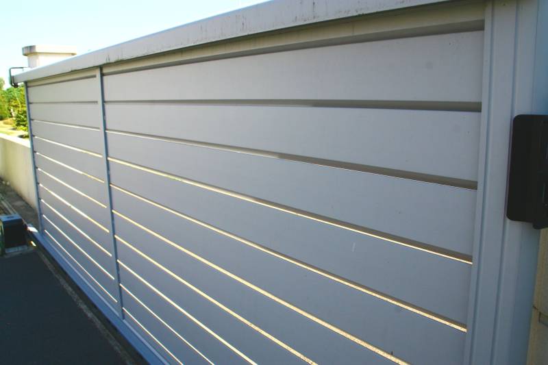 Pose d'un portail sur-mesure en aluminium à Marseille en PACA
